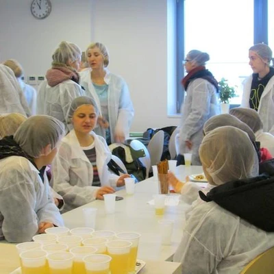 Zajęcia terenowe w Łososinie dolnej (Sadownicza Spółdzielnia Handlowa Łososina i firma Agrotex) oraz w Żmiącej (Gospodarstwo Ogrodnicze Łukasza Nowaka) dla studentów kierunków Ogrodnictwo oraz Jakość i bezpieczeństwo żywności