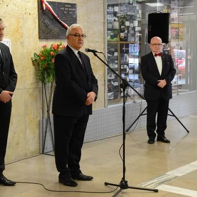 Odsłonięcie tablicy upamiętniającej postać prof. Piotra Józefa Brzezińskiego w holu budynku WBiO 23.10.15 r.