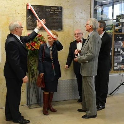 Odsłonięcie tablicy upamiętniającej postać prof. Piotra Józefa Brzezińskiego w holu budynku WBiO 23.10.15 r.